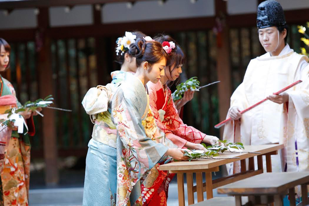 乃木神社本殿で参拝する新成人メンバー。