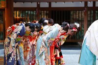乃木神社本殿で参拝する新成人メンバー。