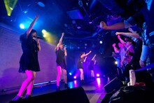 GALETTeによるライブの様子。