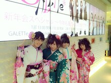 晴れ着姿を披露したGALETTe。