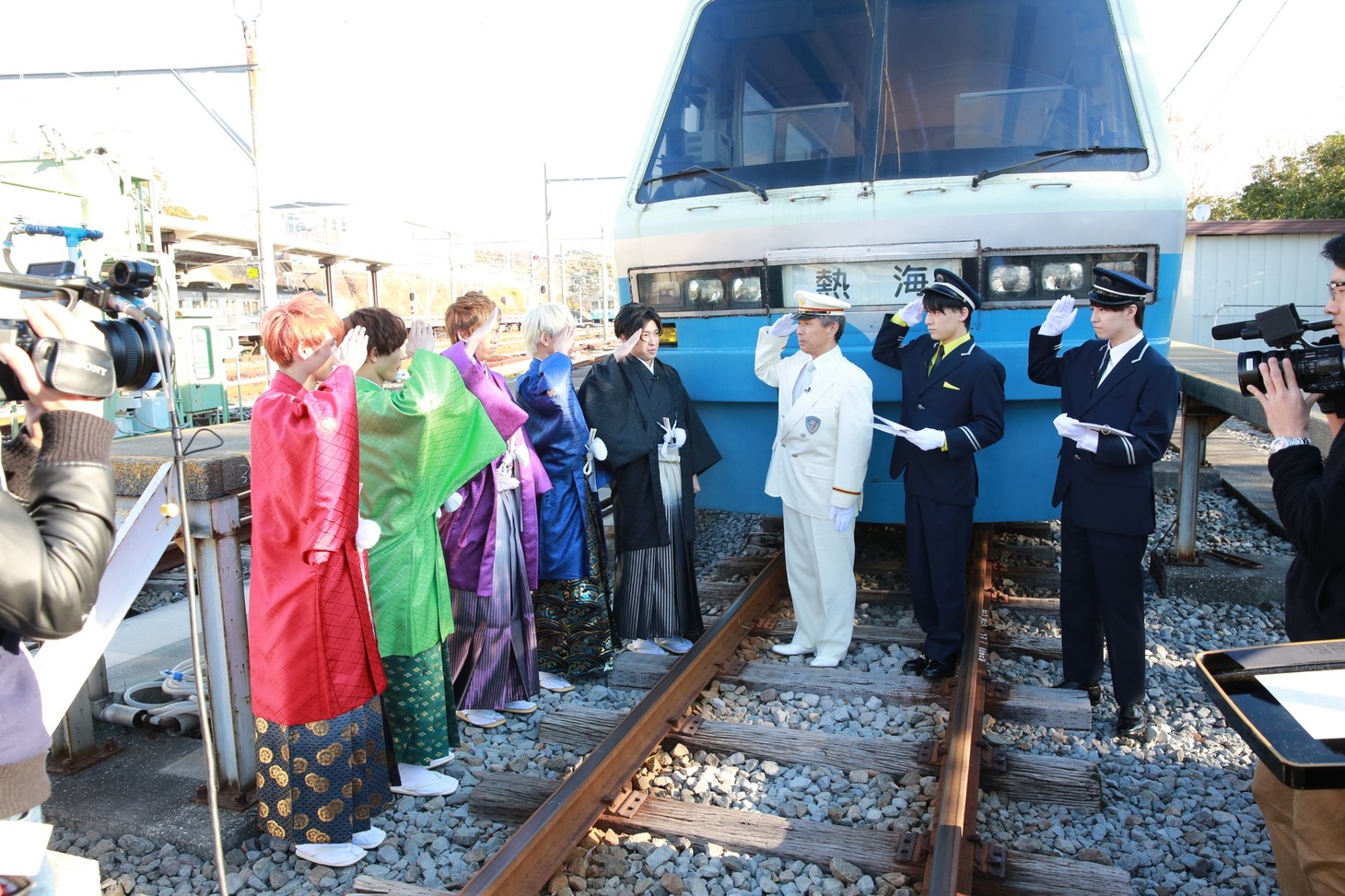 伊豆高原駅の駅長・京極忍氏と超特急。
