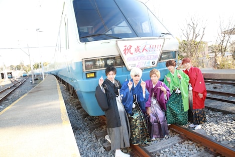 超特急の新成人メンバー。左からコーイチ、カイ、リョウガ、タクヤ、ユーキ。