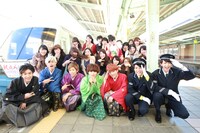 イベントに参加したファン20名と超特急の記念写真。