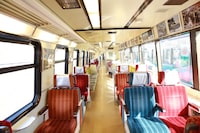 超特急のポスターで飾られた「リゾート ドルフィン号」の車内。