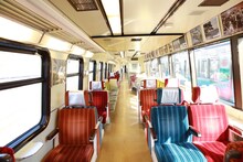 超特急のポスターで飾られた「リゾート ドルフィン号」の車内。