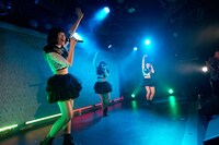 Party Rocketsによるライブの様子。