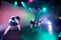 Party Rocketsによるライブの様子。