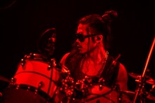 庄村聡泰（Dr / [Alexandros]）（Photo by Azusa Takada）