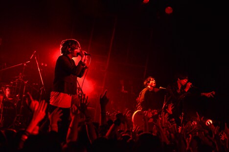 BIGMAMAと川上洋平（Vo, G / [Alexandros]）によるコラボステージの様子。（Photo by Azusa Takada）
