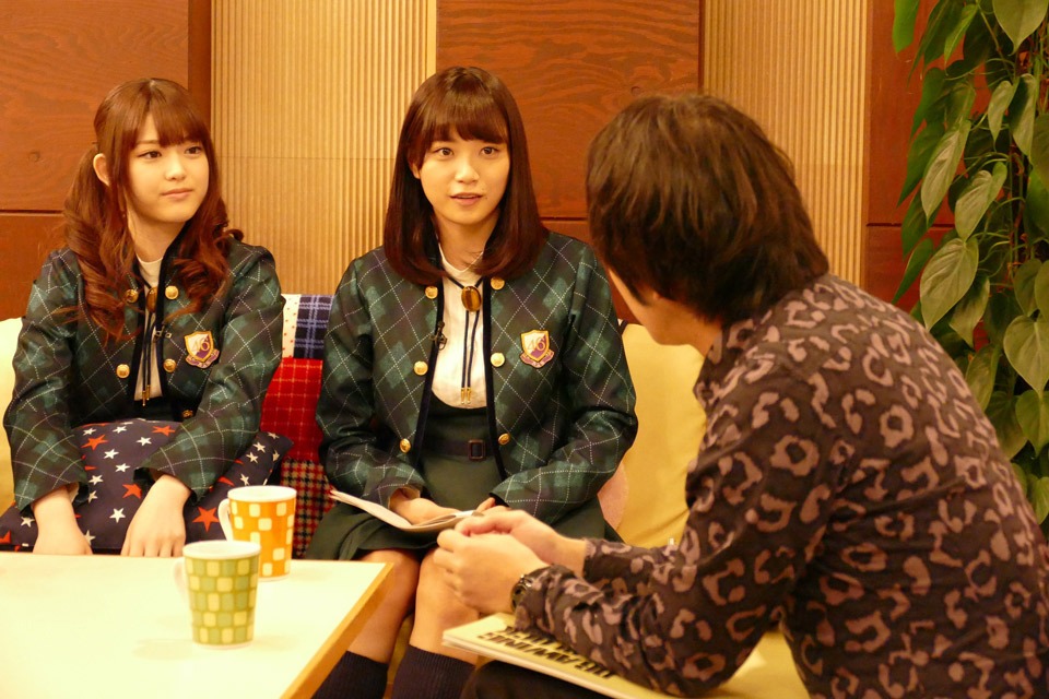 左から乃木坂46の松村沙友理、深川麻衣、凛として時雨のピエール中野（Dr）。