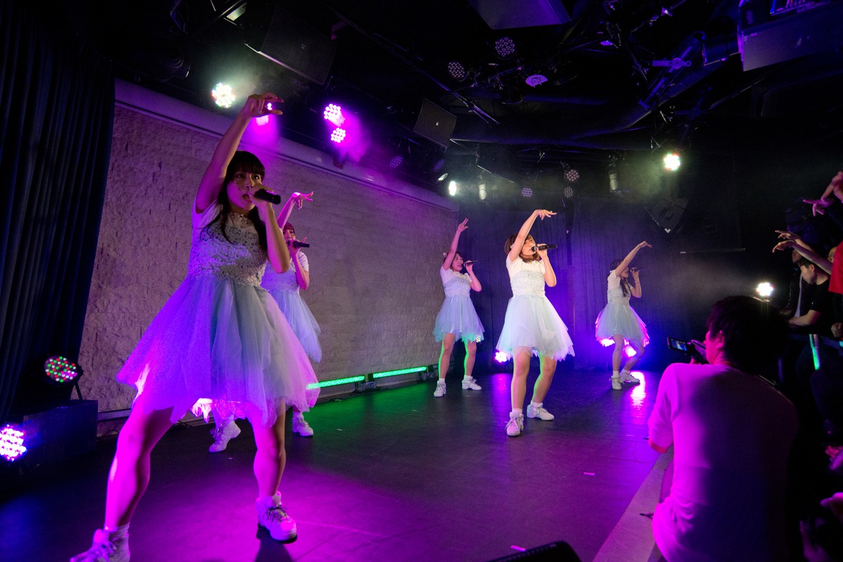 STARMARIEによるライブの様子。