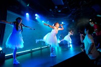 STARMARIEによるライブの様子。