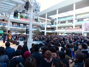 神奈川・ラゾーナ川崎プラザ ルーファ広場 グランドステージでの「吉田山田シングルズ」リリース記念イベントの様子。