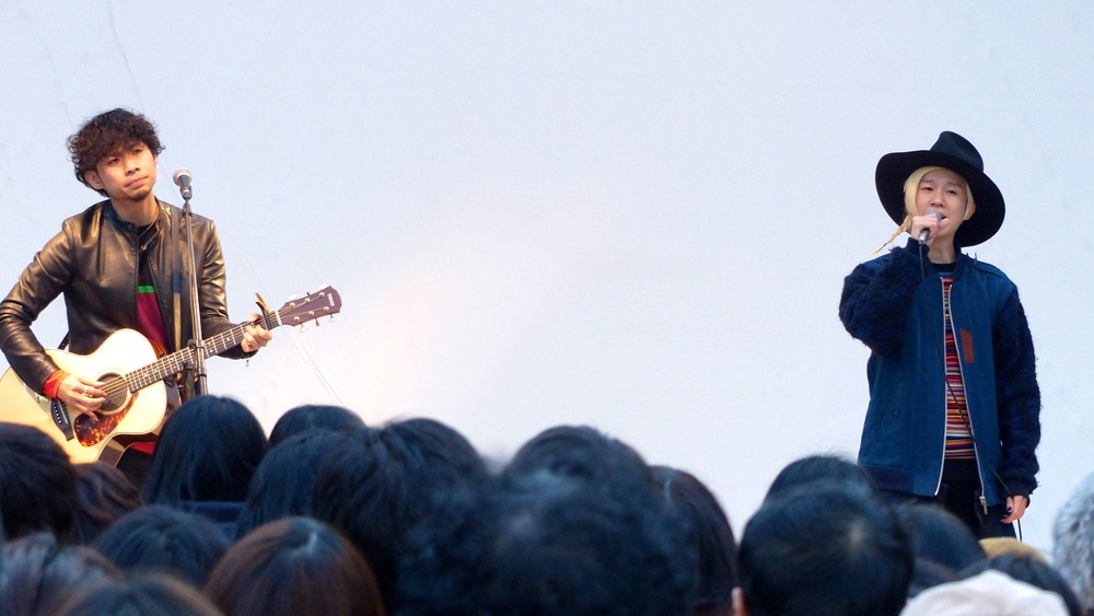 神奈川・ラゾーナ川崎プラザ ルーファ広場 グランドステージでの「吉田山田シングルズ」リリース記念イベントの様子。