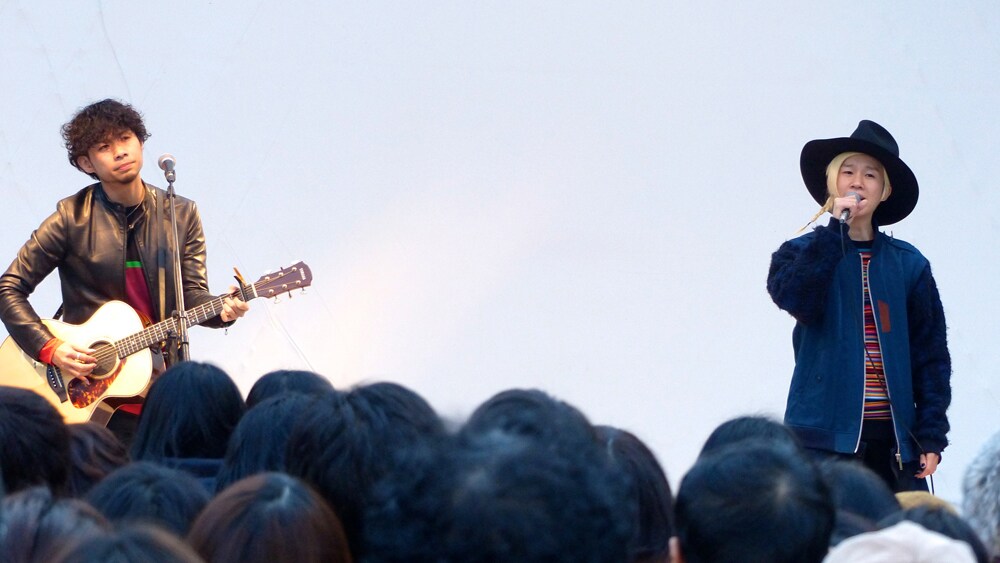 神奈川・ラゾーナ川崎プラザ ルーファ広場 グランドステージでの「吉田山田シングルズ」リリース記念イベントの様子。