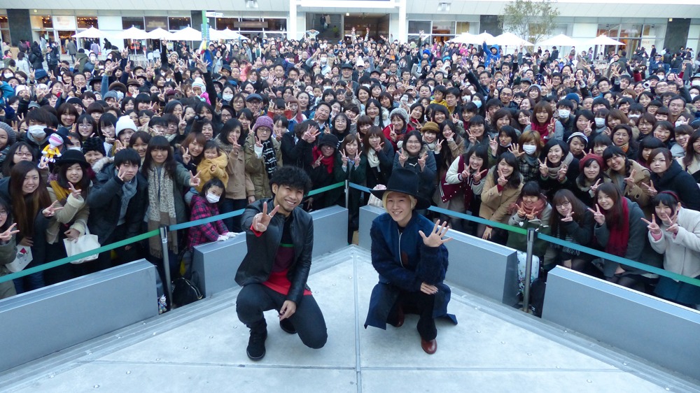 神奈川・ラゾーナ川崎プラザ ルーファ広場 グランドステージでの「吉田山田シングルズ」リリース記念イベントの様子。