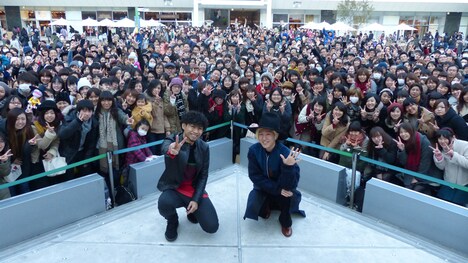 神奈川・ラゾーナ川崎プラザ ルーファ広場 グランドステージでの「吉田山田シングルズ」リリース記念イベントの様子。