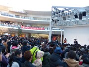 神奈川・ラゾーナ川崎プラザ ルーファ広場 グランドステージでの「吉田山田シングルズ」リリース記念イベントの様子。