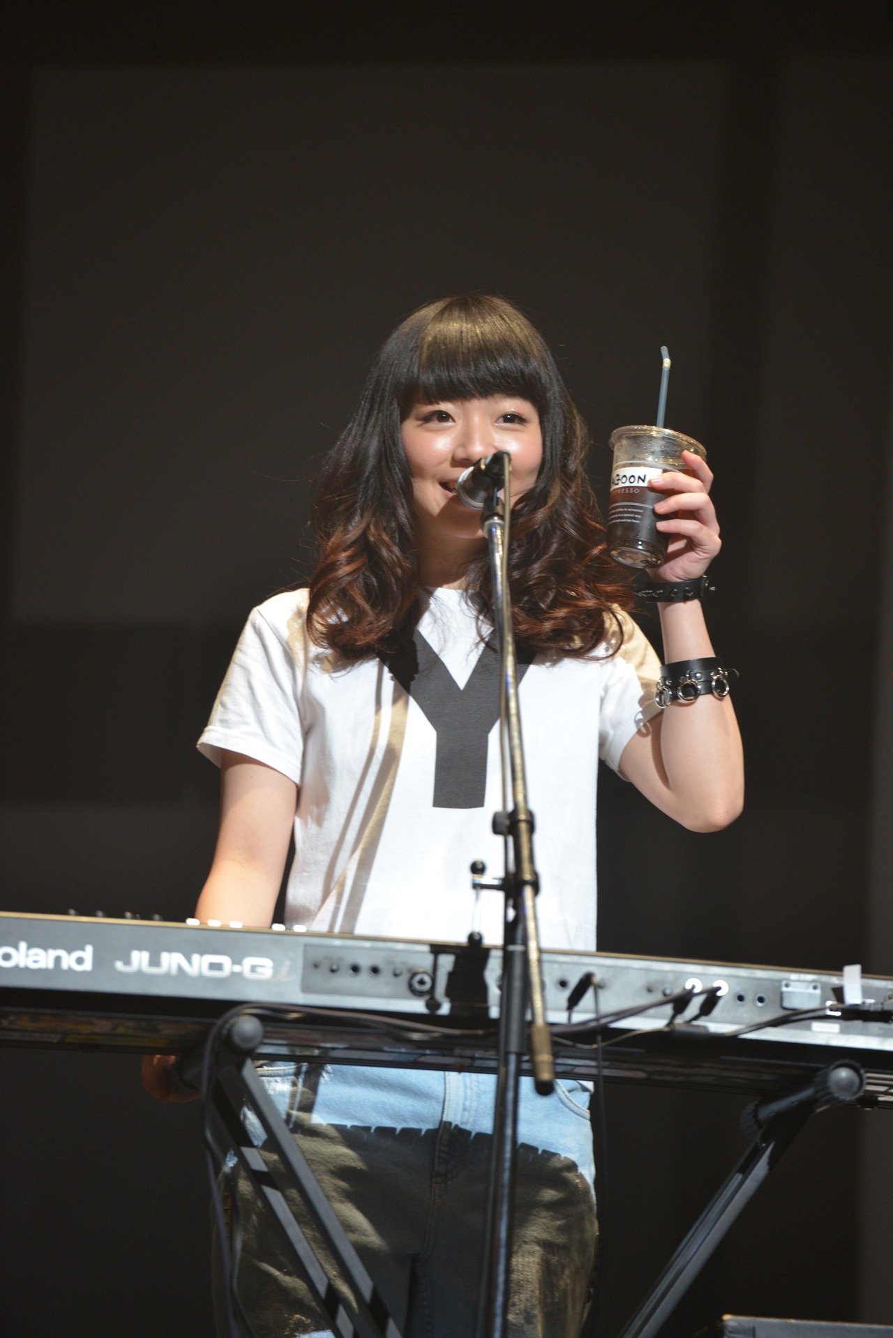 カフェ店員でLAGOONのキーボード担当・YUKINO。