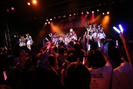 虹のコンキスタドール「『革命的xxx』」の様子。