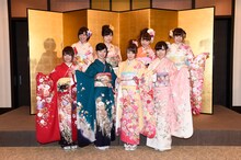 AKB48の新成人。前列左から小谷里歩、武藤十夢、川栄李奈、岩佐美咲。後列左から太田奈緒、岩立沙穂、小笠原茉由、小嶋菜月。