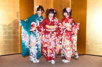 HKT48の新成人。左から山田麻莉菜、多田愛佳、坂口理子。