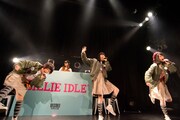 写真は今年1月に行われたファンクラブ向けお披露目ライブ「BILLIE IDLE LAUNCH SHOW」の様子。