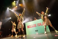 BILLIE IDLEによるお披露目ライブの様子。