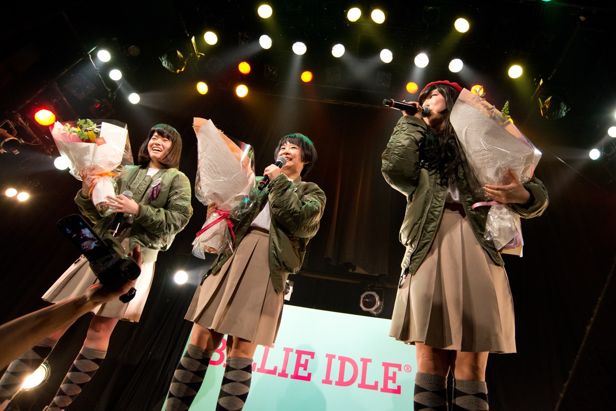 IDLE FELLA$から花束を贈られるBILLIE IDLE。