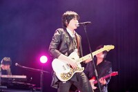 大阪府松原市の成人式でライブを行うflumpool。