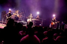 大阪府松原市の成人式でライブを行うflumpool。