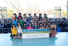 イベントの最後に記念撮影するSUPER☆GiRLS、宮里明那、GEM。