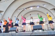 SUPER☆GiRLSによるミニライブの様子。