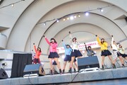 SUPER☆GiRLSによるミニライブの様子。