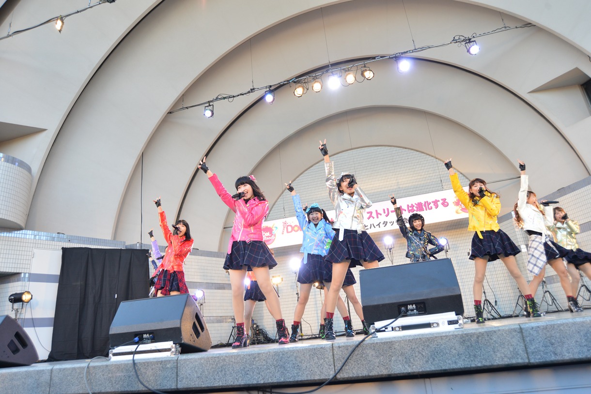 SUPER☆GiRLSによるミニライブの様子。