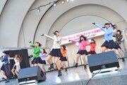 SUPER☆GiRLSによるミニライブの様子。