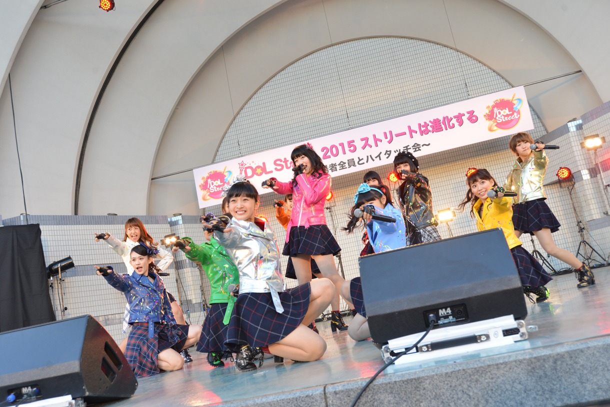 SUPER☆GiRLSによるミニライブの様子。