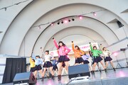 SUPER☆GiRLSによるミニライブの様子。
