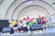 SUPER☆GiRLSによるミニライブの様子。