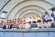 無料ハイタッチ会イベントに出演したGEM、SUPER☆GiRLS。