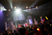 私立恵比寿中学＆チームしゃちほこ「俺のエビしゃちライブ」の様子。