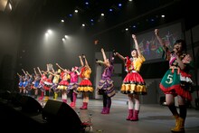 私立恵比寿中学＆チームしゃちほこ「俺のエビしゃちライブ」の様子。