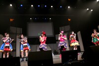 私立恵比寿中学＆チームしゃちほこ「俺のエビしゃちライブ」の様子。