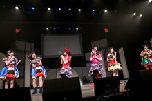 私立恵比寿中学＆チームしゃちほこ「俺のエビしゃちライブ」の様子。