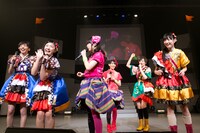 私立恵比寿中学＆チームしゃちほこ「俺のエビしゃちライブ」の様子。
