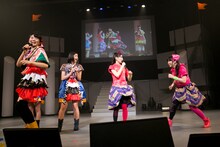 私立恵比寿中学＆チームしゃちほこ「俺のエビしゃちライブ」の様子。