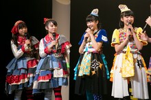 衣装をシャッフルした伊藤千由李（チームしゃちほこ）、咲良菜緒（チームしゃちほこ）、中山莉子（私立恵比寿中学）、柏木ひなた（私立恵比寿中学）。