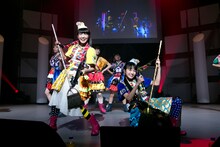 伊藤千由李の衣装を着た柏木ひなたと咲良菜緒の衣装を着た中山莉子。