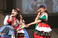 左から咲良菜緒（チームしゃちほこ）、星名美怜（私立恵比寿中学）。