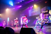 私立恵比寿中学＆チームしゃちほこ「俺のエビしゃちライブ」の様子。